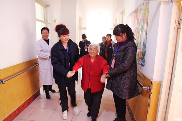 老人的笑容，我們的快樂——公司青年志愿者走進敬老院活動側(cè)記.jpg
